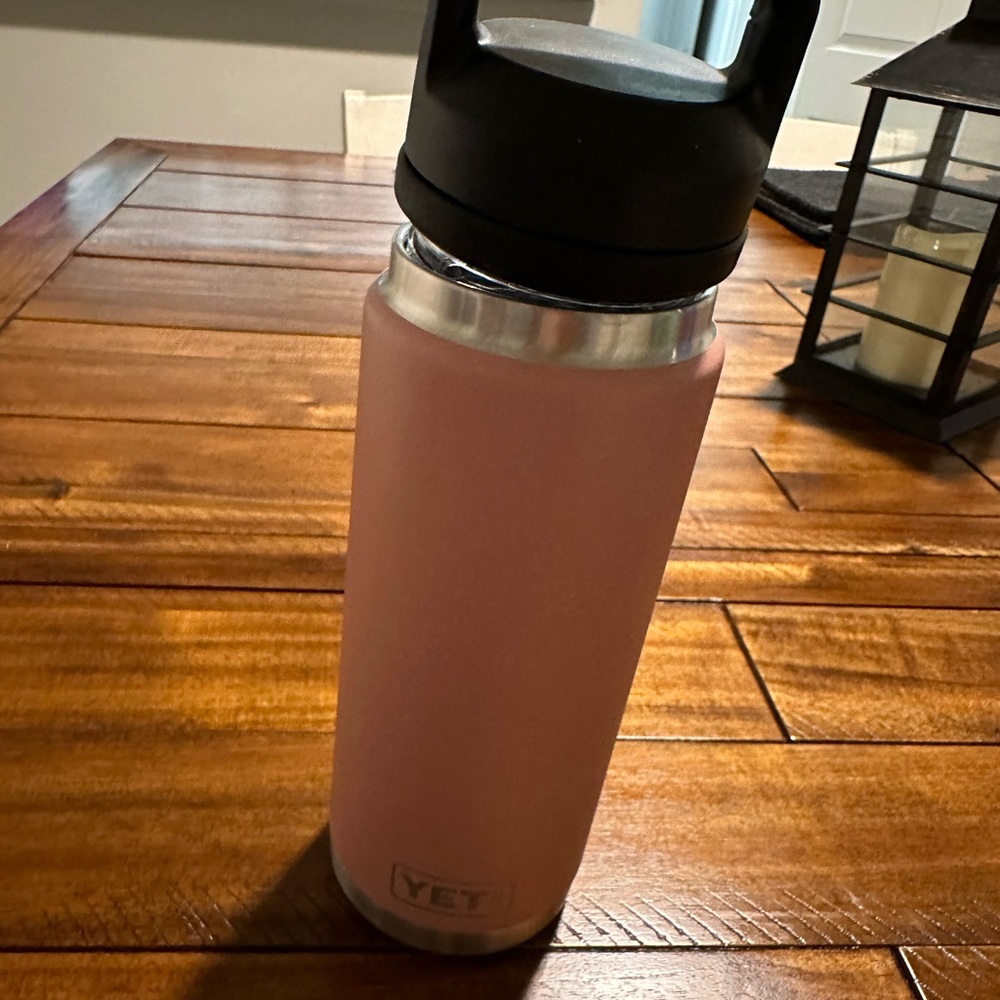 YETI RAMBLER 26 oz with chug cap